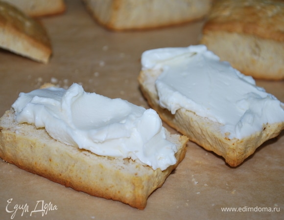 Печенье разрежьте на половинки. Маскарпоне (или любой творожный сыр по вашему вкусу) смешайте с пудрой и нанесите слой сыра на половинку печенья.