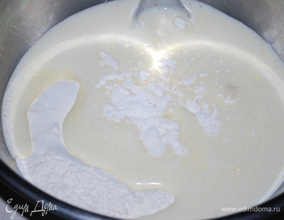 Яйца с сахаром взбейте миксером и вмешайте в муку. Замесите тесто.