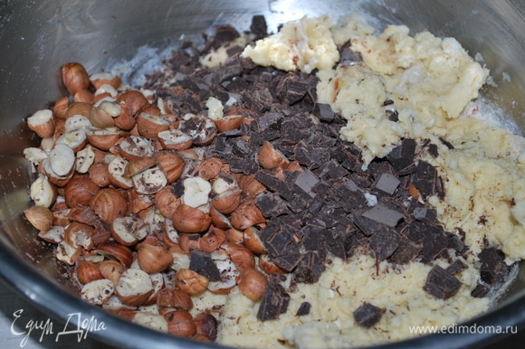 В тесто добавьте орехи и шоколад.