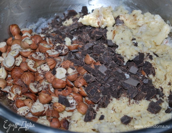 В тесто добавьте орехи и шоколад.