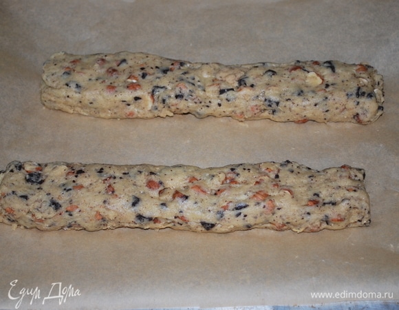 Сделайте из теста рулеты и поставьте выпекаться в духовку при 180°C на 20–25 минут.