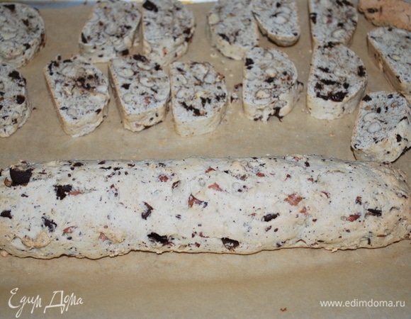 Пропекшийся рулет разрежьте на ломтики толщиной примерно 1 см.