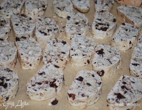 Подсушите ломтики в духовке еще 5–7 минут.