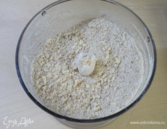 Все ингредиенты для посыпки поместить в чашу блендера и взбить до консистенции крошки. Убрать в холодильник.