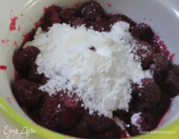 Вишню без сока выложить в миску, добавить 3 ст. л. сахара (или сахарной пудры) и крахмал. Перемешать.