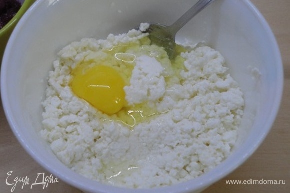 В творог (лучше посуше) добавить 1 яйцо и 1 ст. л. сахара. Хорошо перемешать.