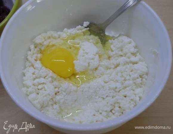 В творог (лучше посуше) добавить 1 яйцо и 1 ст. л. сахара. Хорошо перемешать.