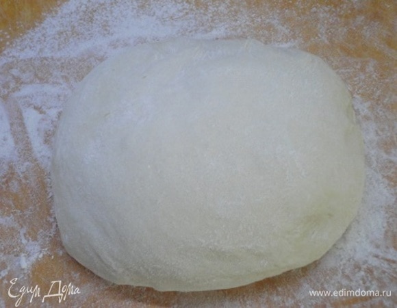 Подошедшее тесто разделить на 15–16 частей (примерно по 60–65 г теста). Я использую весы. Одинаковые по размеру изделия и выглядят красивее и пропекаются одновременно.