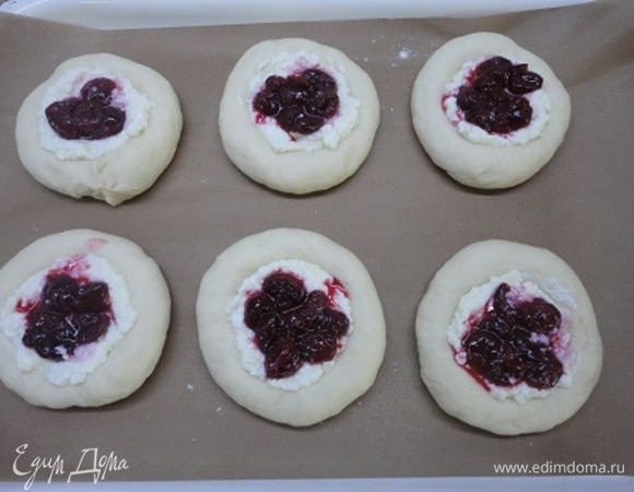 Равномерно разложить творог. Сверху выложить вишню.