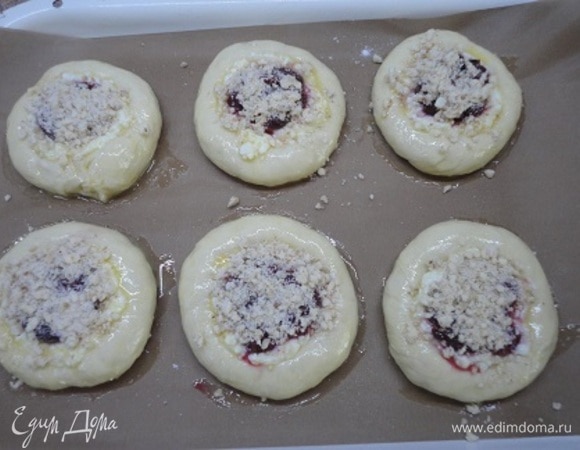 Края булочек тщательно смазать яйцом. Посыпать посыпкой. Духовку разогреть до 180°C. Оставить ватрушки подрастать, пока духовка разогревается.