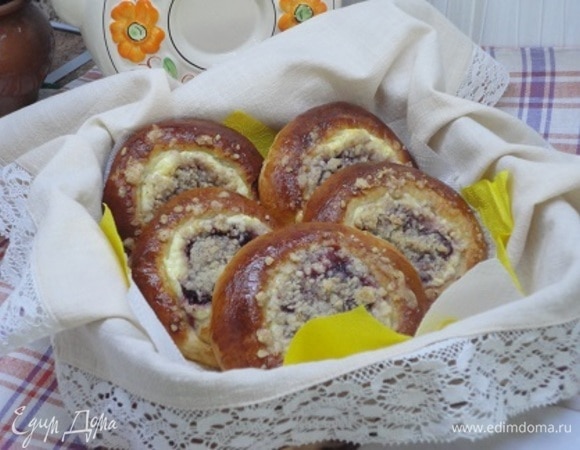 Выпекать булочки 20–25 минут. Они должны хорошо подрумяниться.