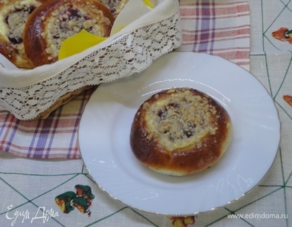 Можно посыпать сахарной пудрой, но тогда не виден будет красивый блеск. Да и ватрушки достаточно сладкие.