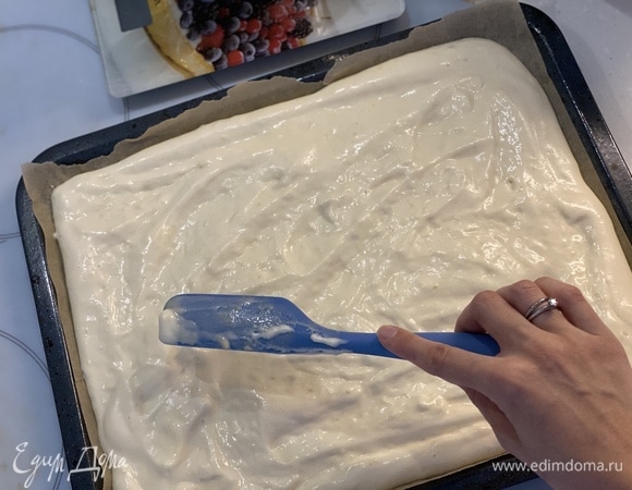 В чаше миксера взбивать яйца и сахар, пока масса не увеличится втрое и не станет пышной, белого цвета. Муку, крахмал и разрыхлитель в 3–4 приема, просеивая, аккуратно лопаткой смешать с яичной смесью (снизу вверх). Готовое тесто аккуратно и равномерно выливаем на противень, застеленный пергаментом. Выпекать 20–25 минут при 160 °C.