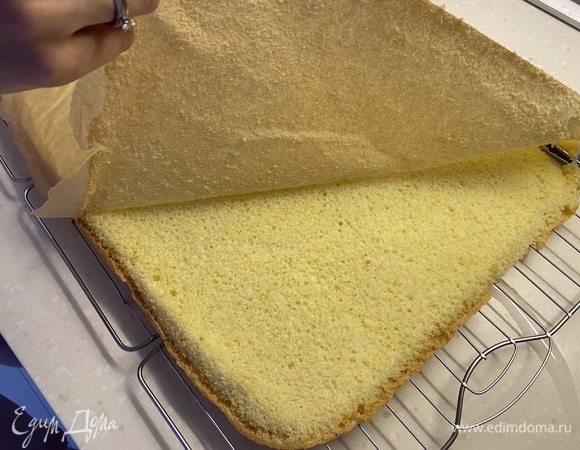 Готовый корж освобождаем от пергамента, остужаем.