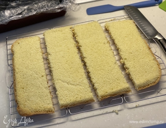 Теперь нужно разделить его на равное количество частей (зависит от того, в чем вы будете собирать торт). Я разделила на четыре прямоугольника.