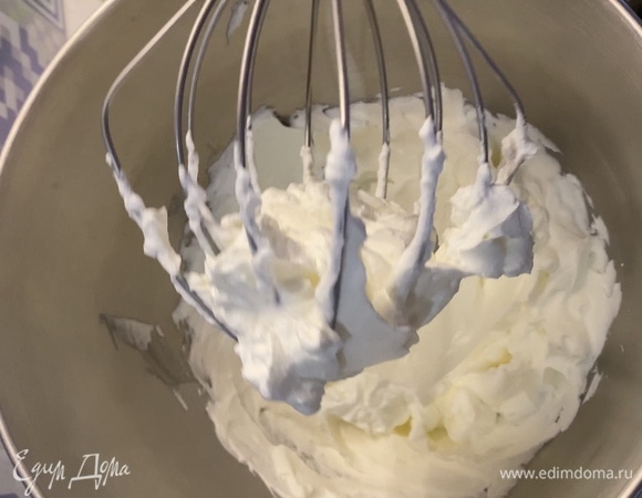 Сливки взбить в миксере до пиков, по одной ложке постепенно добавляя сахар. Должен получиться густой крем, который будет отлично держать форму.