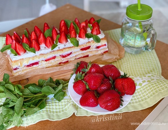 Готовый торт выложить на блюдо и украсить сверху кусочками клубники и листиками мяты.