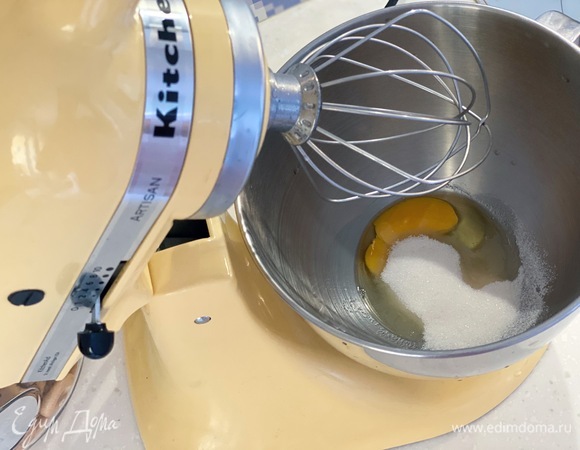 Взбить яйцо с сахаром до пышной белой массы.