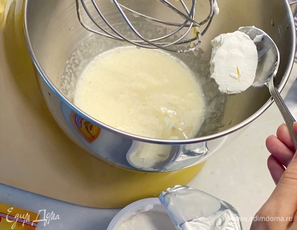 Добавить сметану, перемешать.