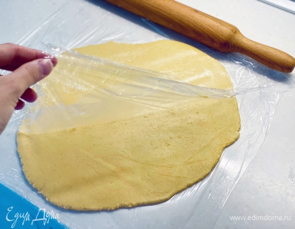 Раскатать тесто в пласт толщиной 1 см. Это удобно делать между слоями пищевой пленки.