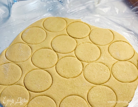 Вырезать формочкой печенье. Посыпать сахаром. Выпекать при 180 °С 15–20 минут.