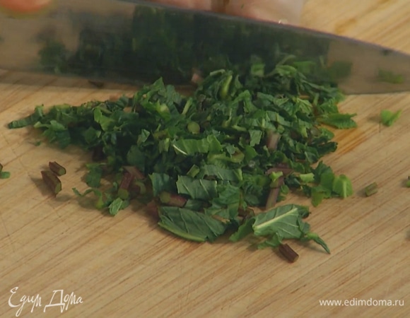 Мяту мелко порубить, посыпать кабачки, все посолить и поперчить, затем влить тесто.