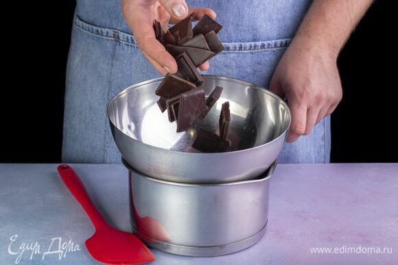 Растопите шоколад на водяной бане.