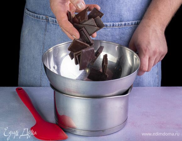 Растопите шоколад на водяной бане.