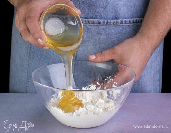 Добавьте жидкий мед, перемешайте.