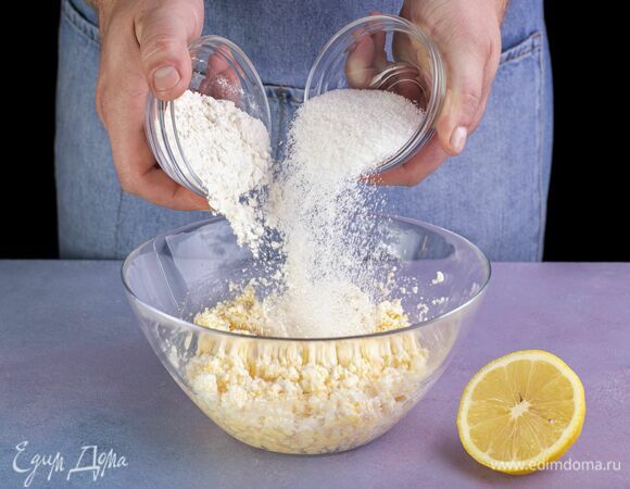 Добавьте сахар, муку и сок половины лимона.
