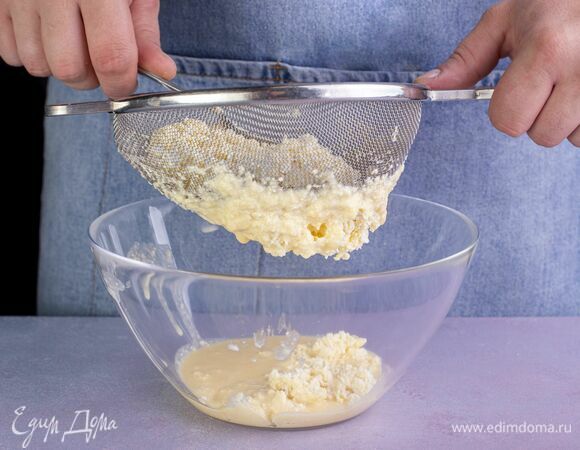 Протрите творожную массу через сито или пробейте блендером до однородности.