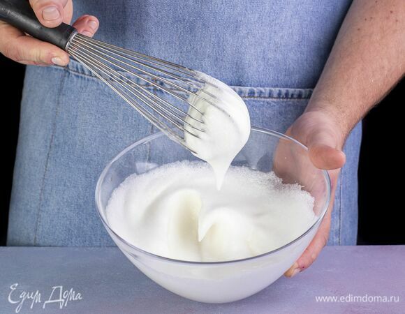 В отдельной чаше взбейте белки до устойчивых пиков.