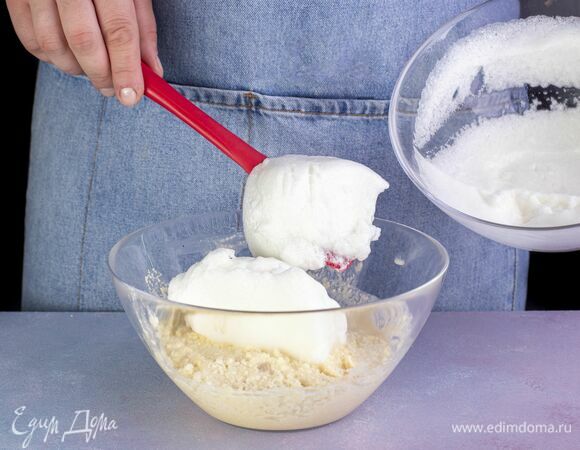 Силиконовой лопаткой аккуратно вмешайте белки в основную массу.