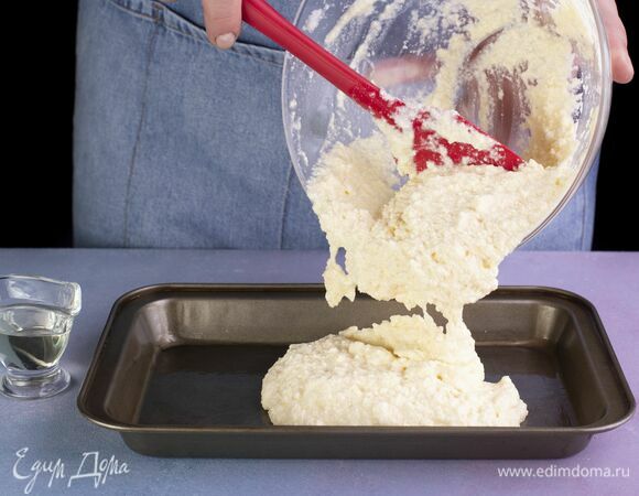 Выложите тесто в форму, смазанную растительным маслом.