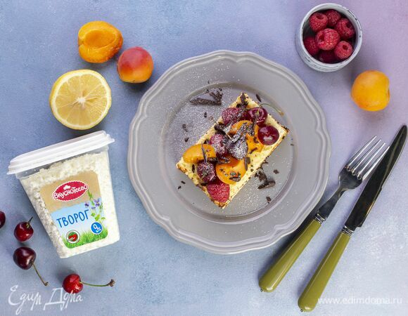 Перед подачей посыпьте запеканку сахарной пудрой и украсьте ягодами по желанию.