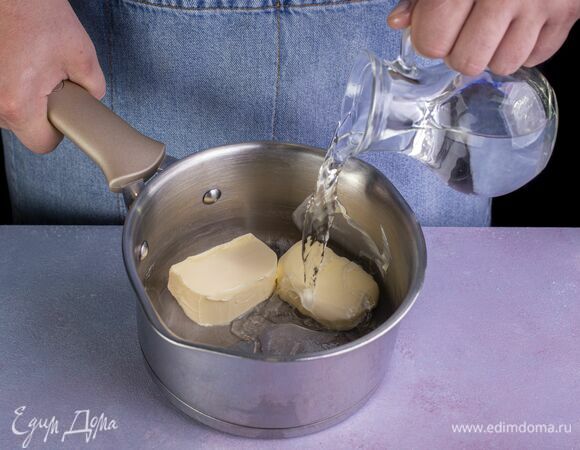 Влейте воду, добавьте щепотку соли. Доведите до кипения.