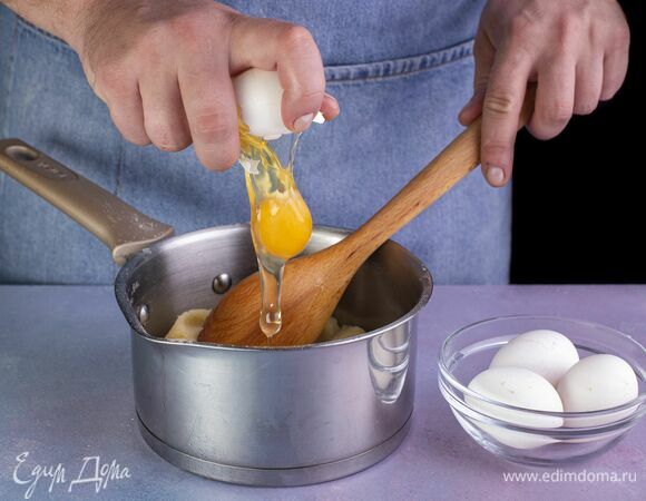 Через 10 минут, постоянно взбивая, введите яйца. Дайте тесту остыть.