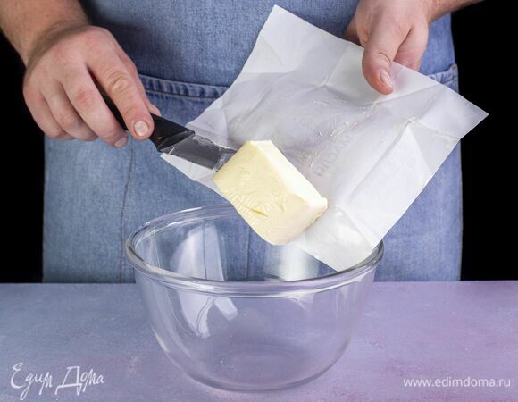 Размягченное сливочное масло «Вкуснотеево» выложите в глубокую миску.