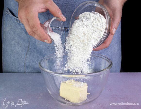 Добавьте сахарную пудру и ванилин.