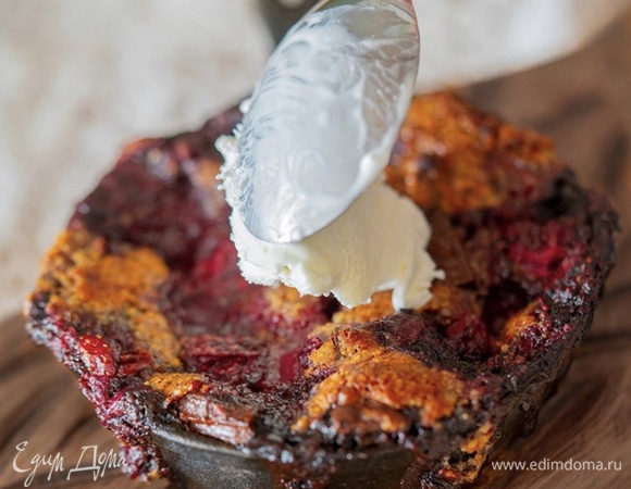 Подавайте печенье в сковороде теплым. Можно добавить свежие ягоды, шоколадный соус или мороженное.