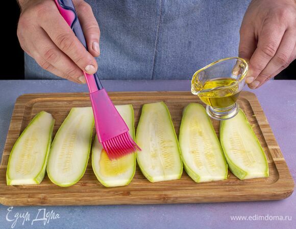 Кабачки нарежьте тонкими слайсами по всей длине. Смажьте оливковым маслом.