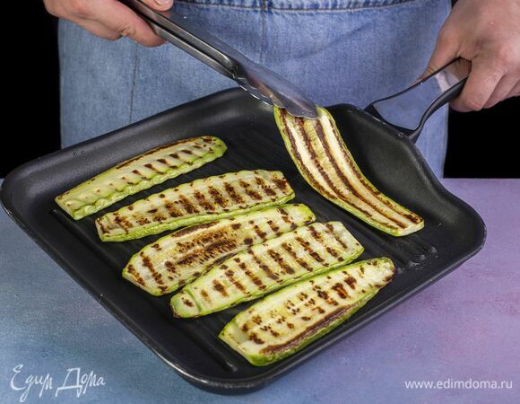 Кабачки поджарьте на сковороде-гриль по 2 минуты с каждой стороны.