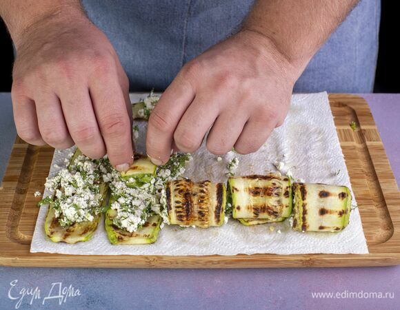 Сверните каждый кабачок рулетиком.