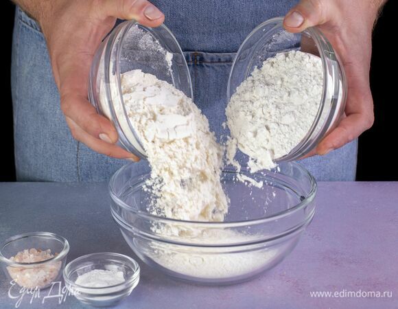 В чаше соедините два вида муки, добавьте разрыхлитель, соль.