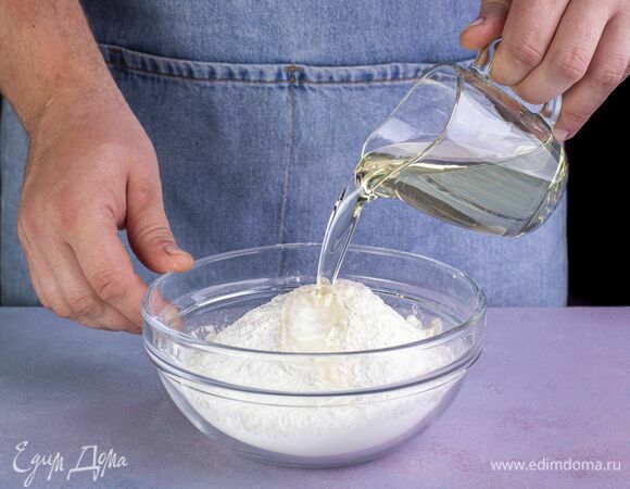 Влейте растительное масло.
