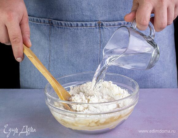 Добавьте кипяток. Замесите тесто, заверните его в пленку и уберите в холодильник на полчаса.