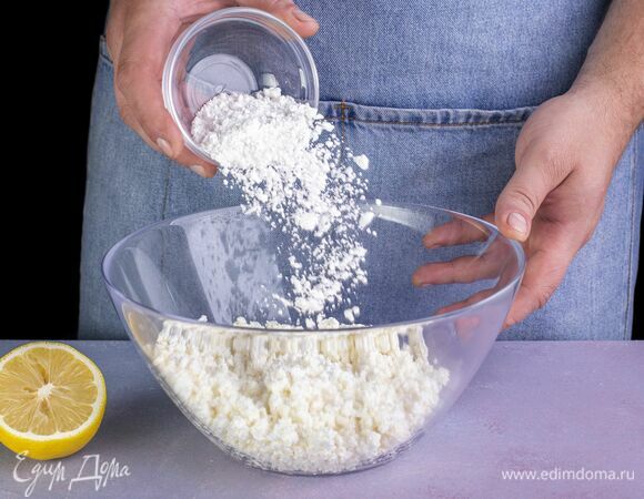 Смешайте с сахарной пудрой и лимонным соком.