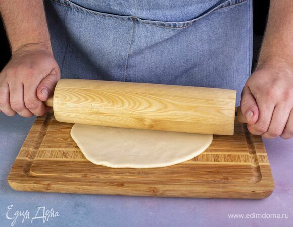 Тесто разделите на четыре части, каждую раскатайте в круг толщиной не более 4 мм.