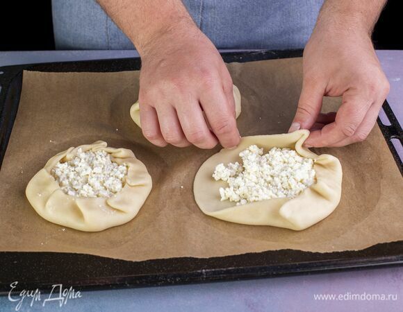 В середину каждого круга выложите творожную массу, разровняйте.