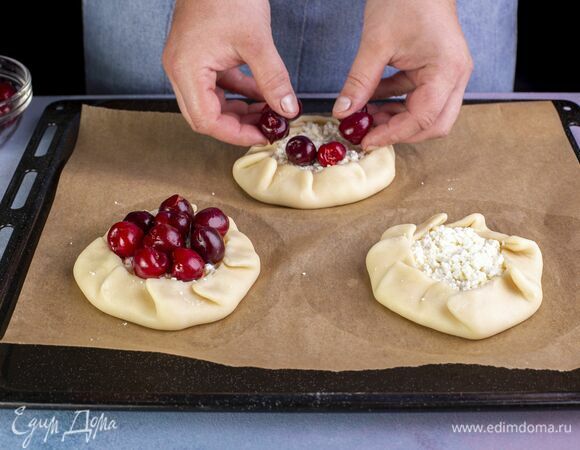 Сверху выложите вишню без косточки.